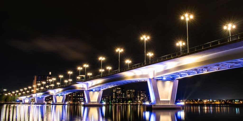 Jyväskylän silta valaistuna pimeällä