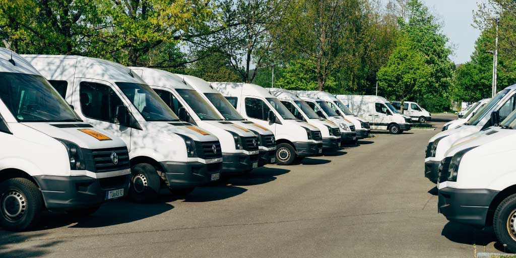 Pikkubussit pysäköityneenä riviin - Tilausajot.net