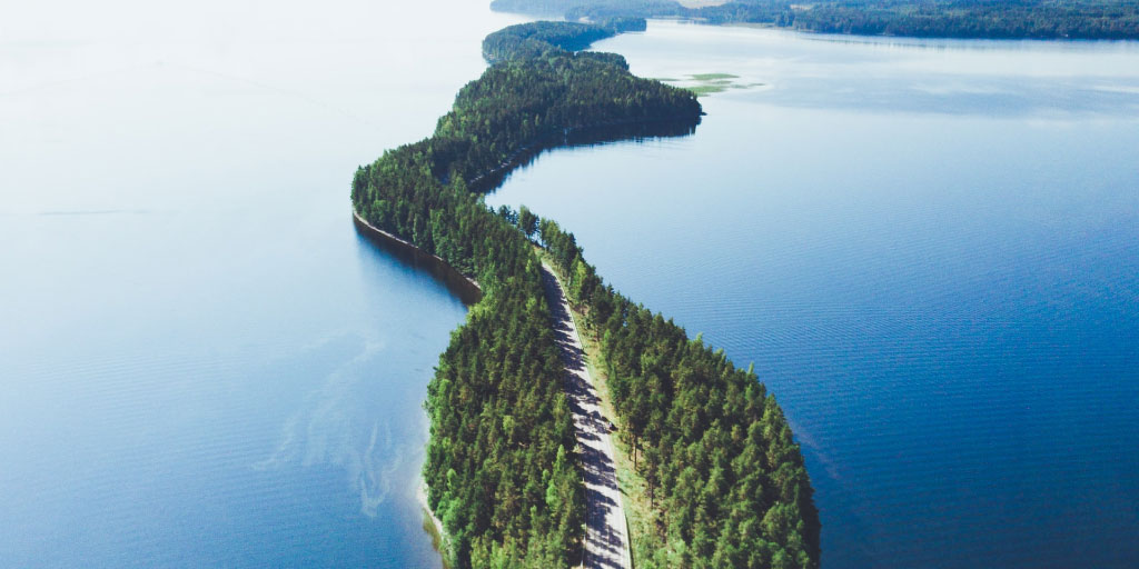 tie keskellä järveä Suomessa
