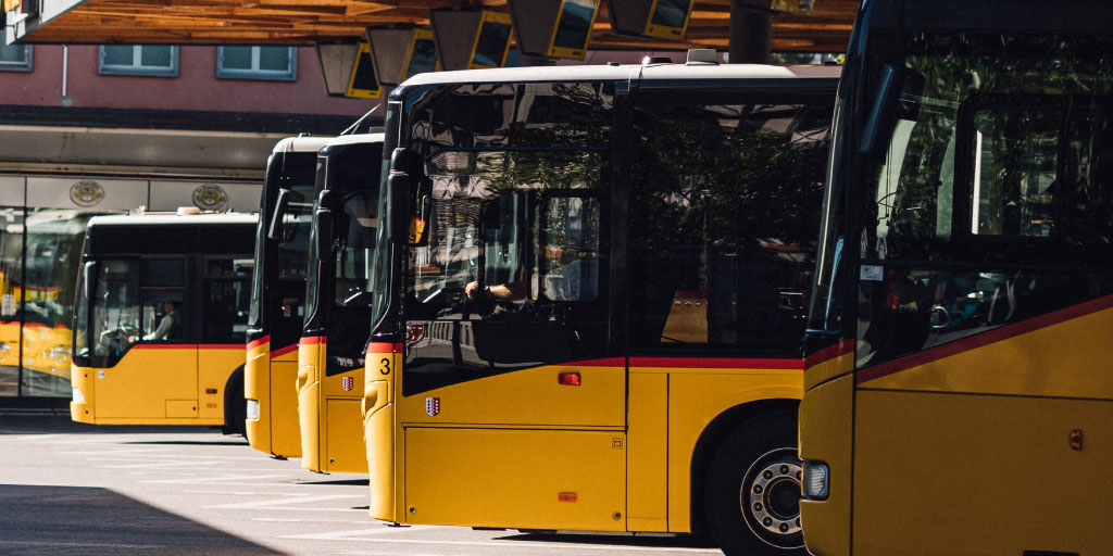 tilausbussit pysäköityneenä vierekkäin