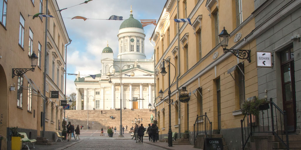 Helsingin tuomiokirkko kadun päässä