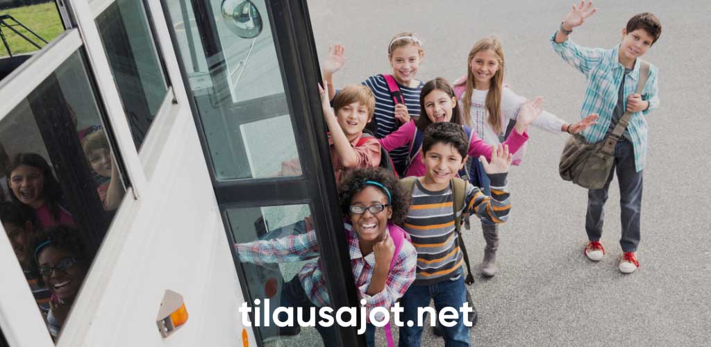 Iloiset lapset ovat astumassa bussin kyytiin - Tilausajot.net