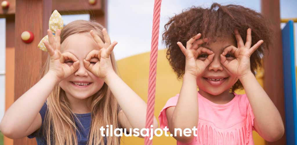 Kaksi iloista lasta ilmeilee - Tilausajot.net