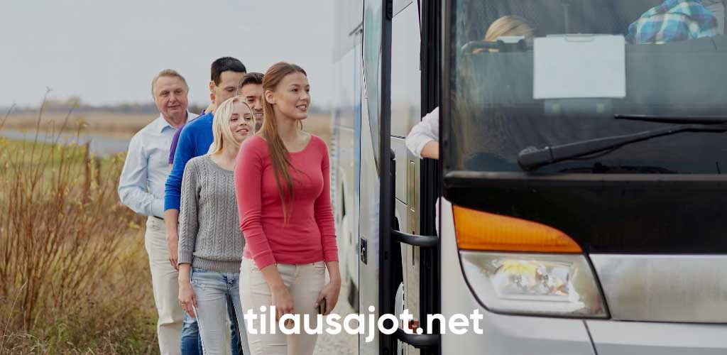 tilausajoasiakkaat nousemassa tilausajobussiin - Tilausajot.net