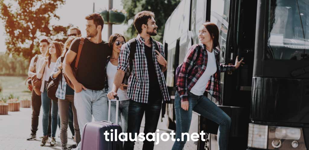 Matkustajat astumassa bussiin - Tilausajot.net