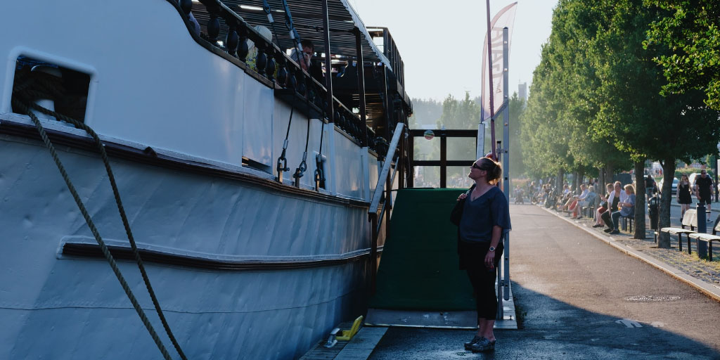 Jyväskylä satama nainen katsoo laivaa kesällä