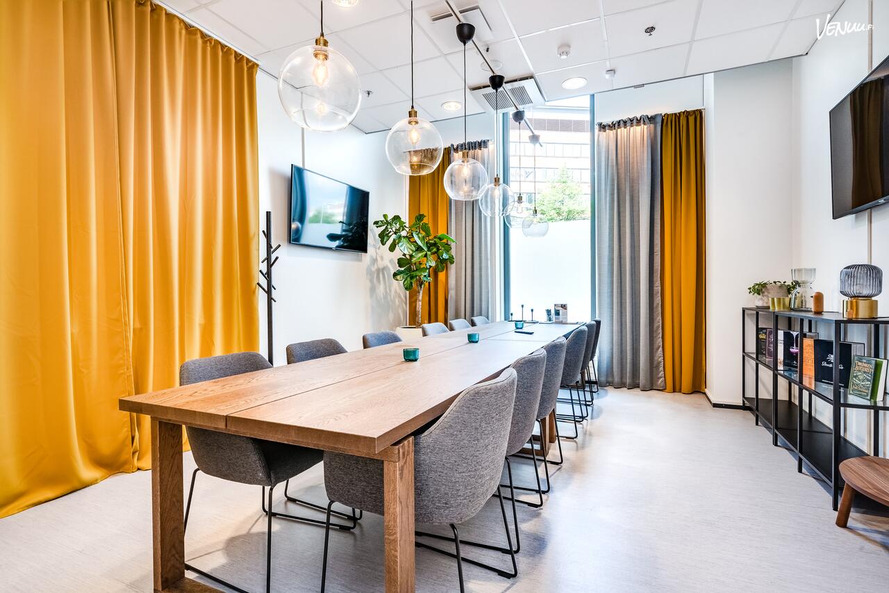 Courtyard Tampere City Kabinetti kokoustila Tampereella – moderni ja viihtyisä neuvottelutila keskustassa