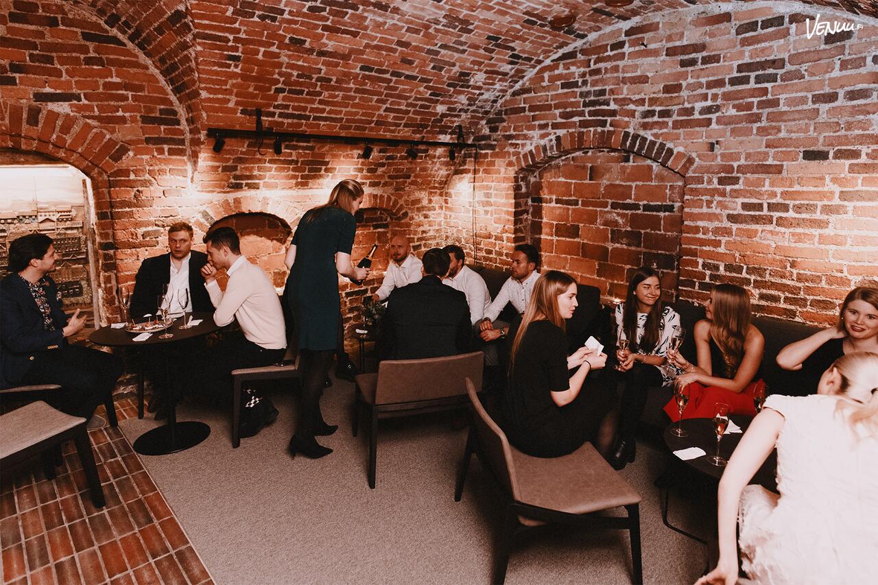 Nahkurin Kellari Turku juhlatila syntymäpäiville bussikuljetuksella - Tilausajot.net