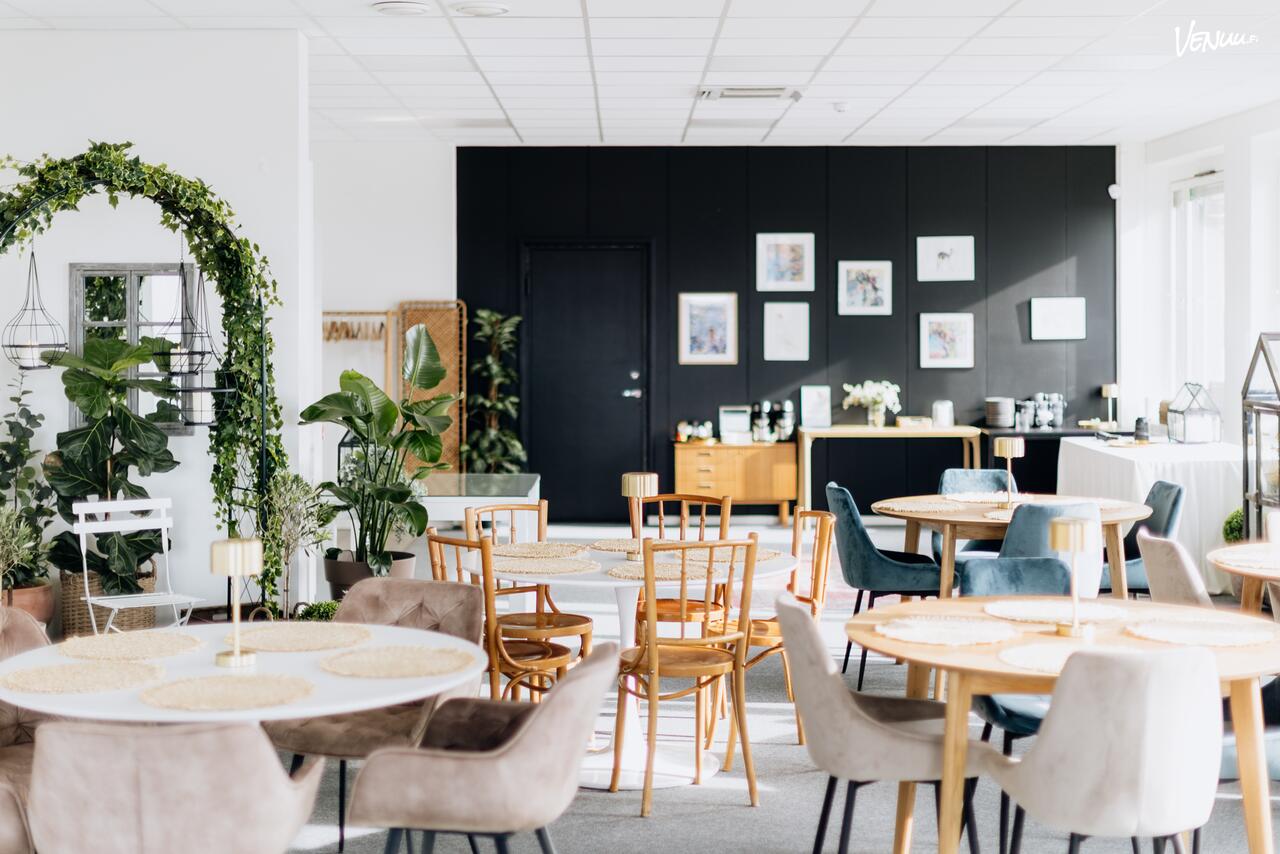 Pellavalounge kokoustila Tampereella – inspiroiva lounge-tila kaupunkinäkymillä