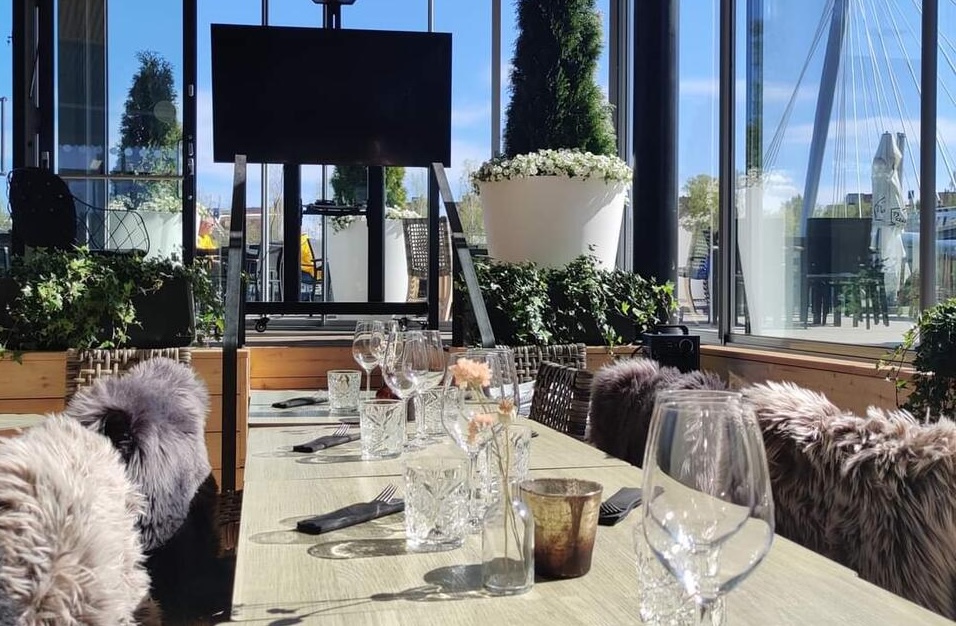 Saunaravintola Kuuma Terassilounge kokoustila Tampereella – järvimaisema ja moderni ympäristö