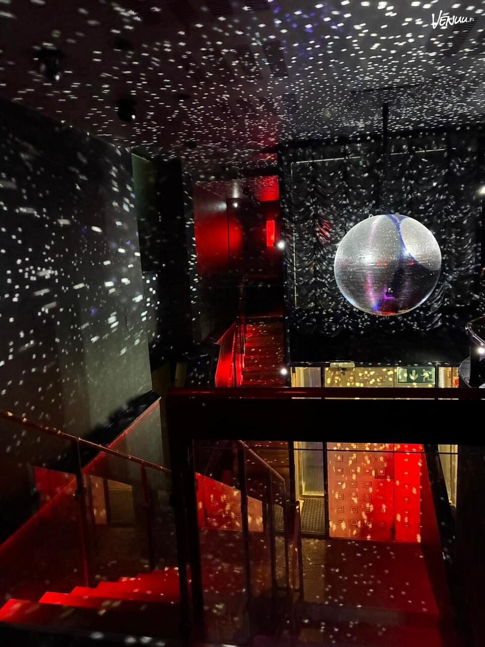 Aleksin Piha Nymfi Mini Night Club juhlatila Helsingissä – yksityinen yökerho polttareihin ja bileisiin