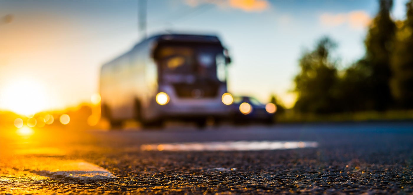 Hämyinen kuva bussista liikenteessä iltahämärässä