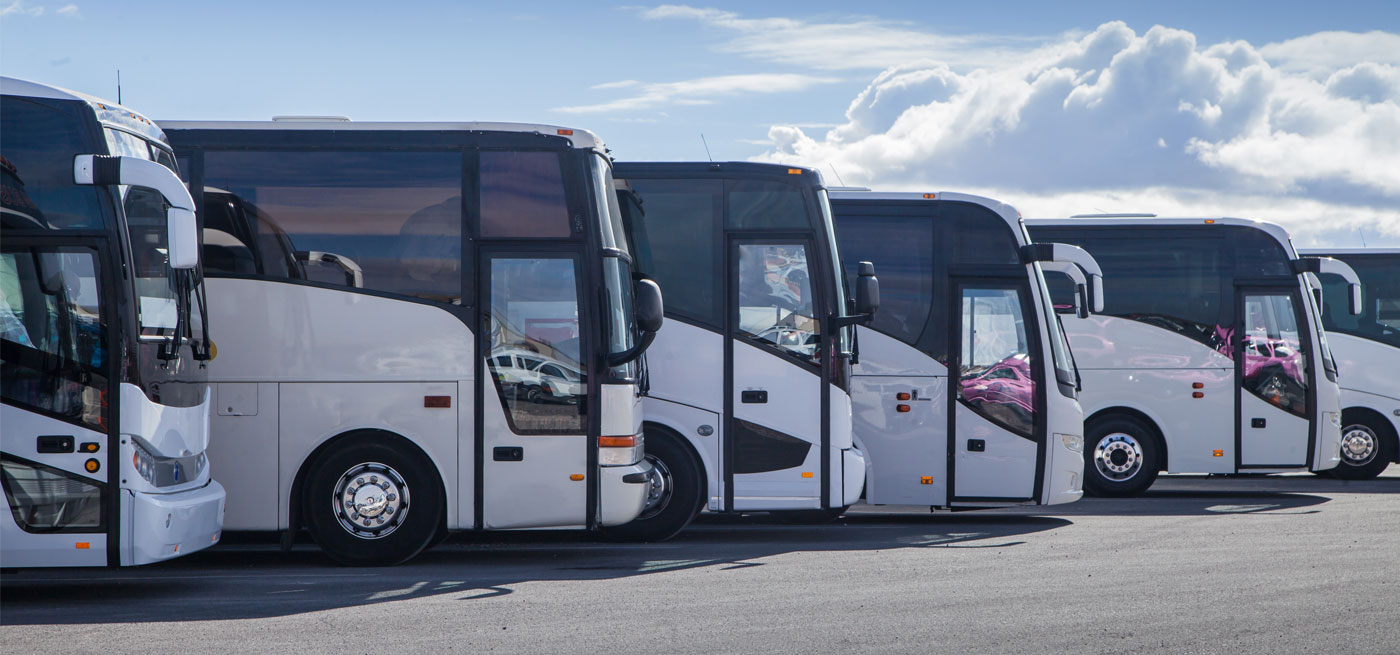 Tilausbussit vierekkäin parkkipaikalla