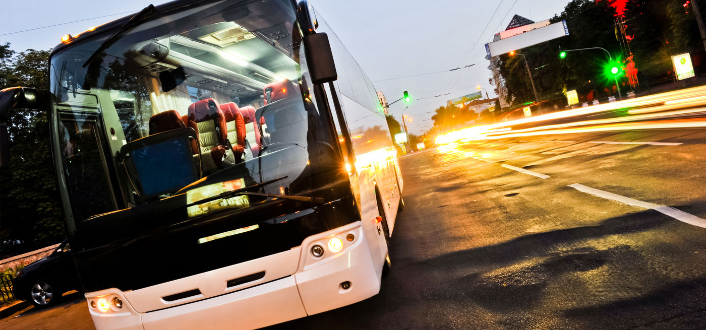 Tien reunassa iso vallkoinen linja-auto