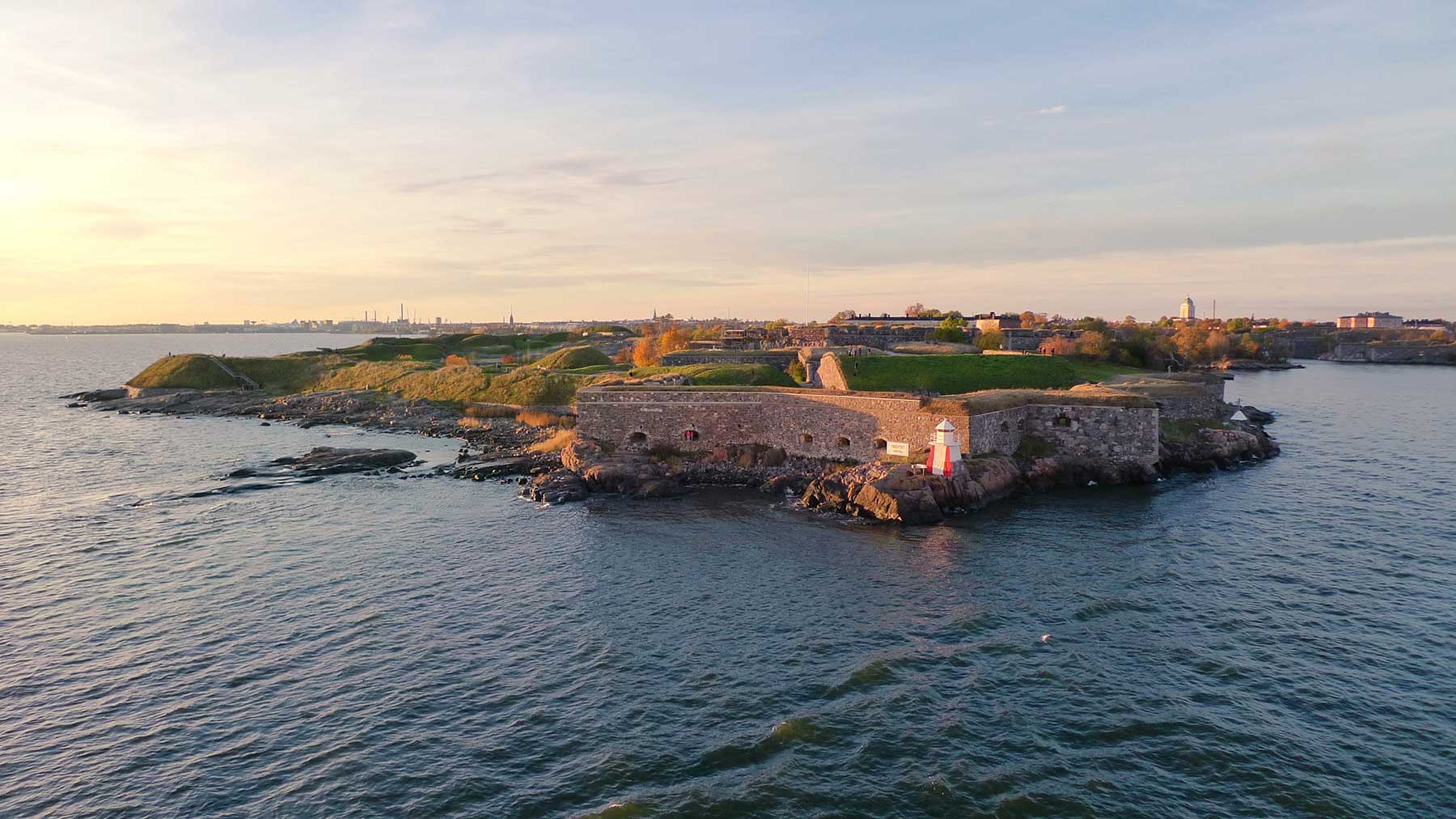 Suomenlinna ja Helsinki taustalla