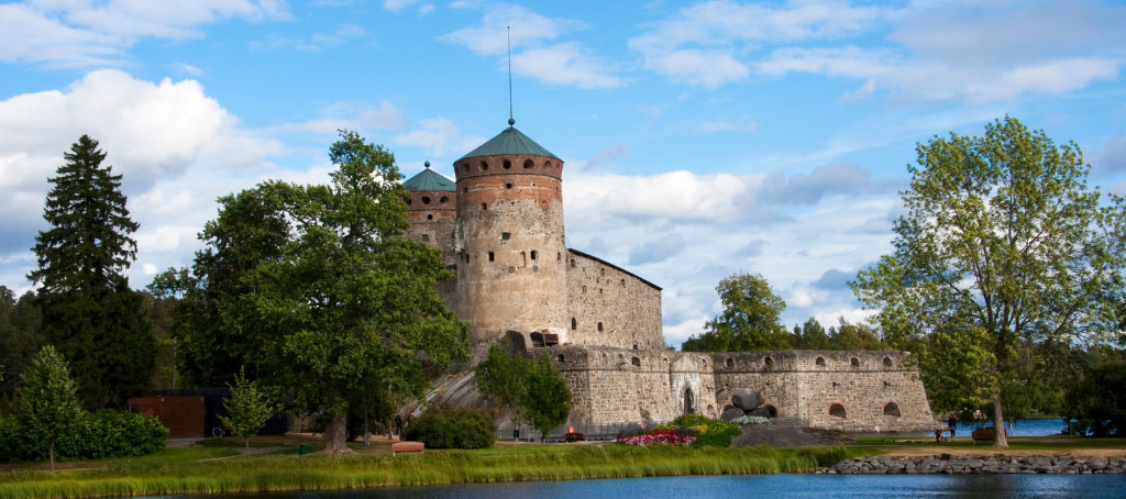 Idyllinen suomalainen kesäteatterimaisema Savonlin