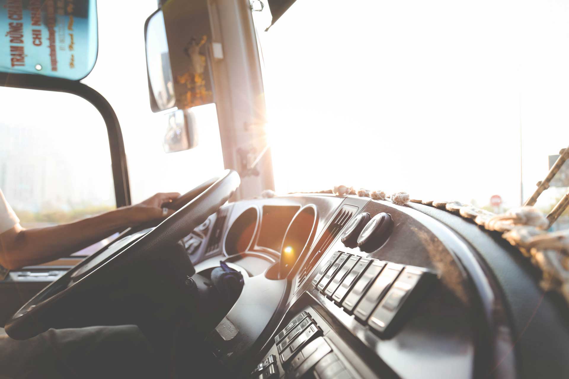 Linja-autonkuljettaja ajaa bussia kädet ratissa